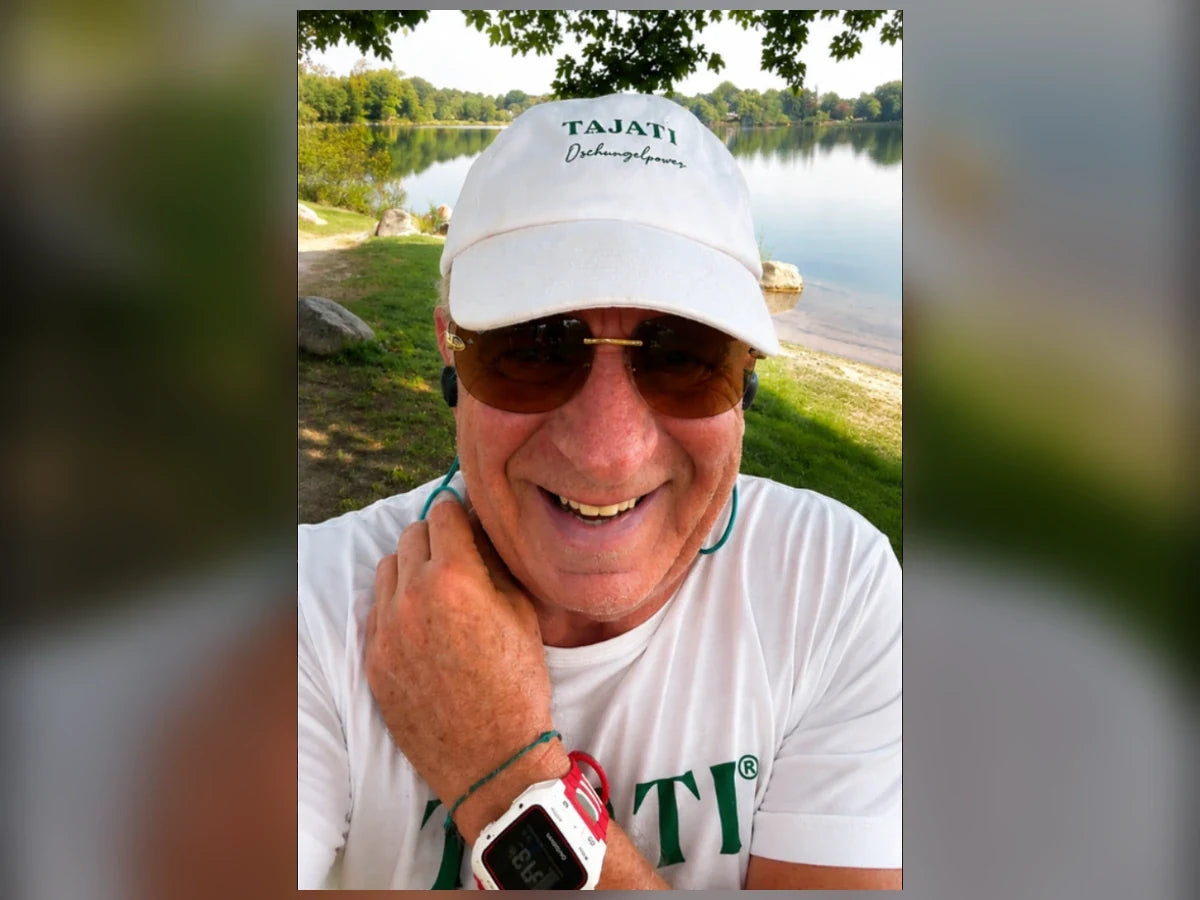 Rudi beim Lauftraining mit gut sichtbarer weiß-roter Sportuhr